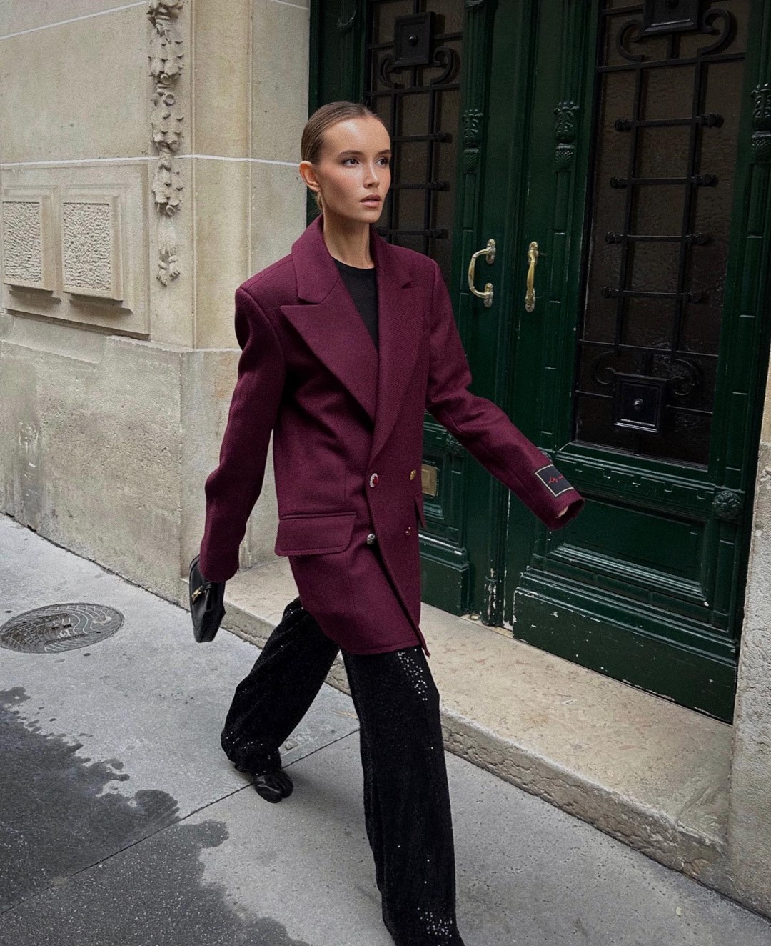 Топовый цвет бургунди 2026: оттенки бордового в модных луках с фото