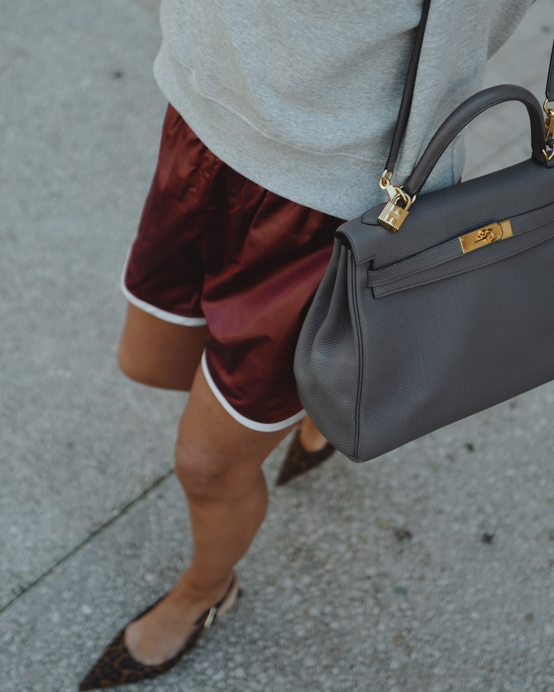 Топовый цвет бургунди 2026: оттенки бордового в модных луках с фото