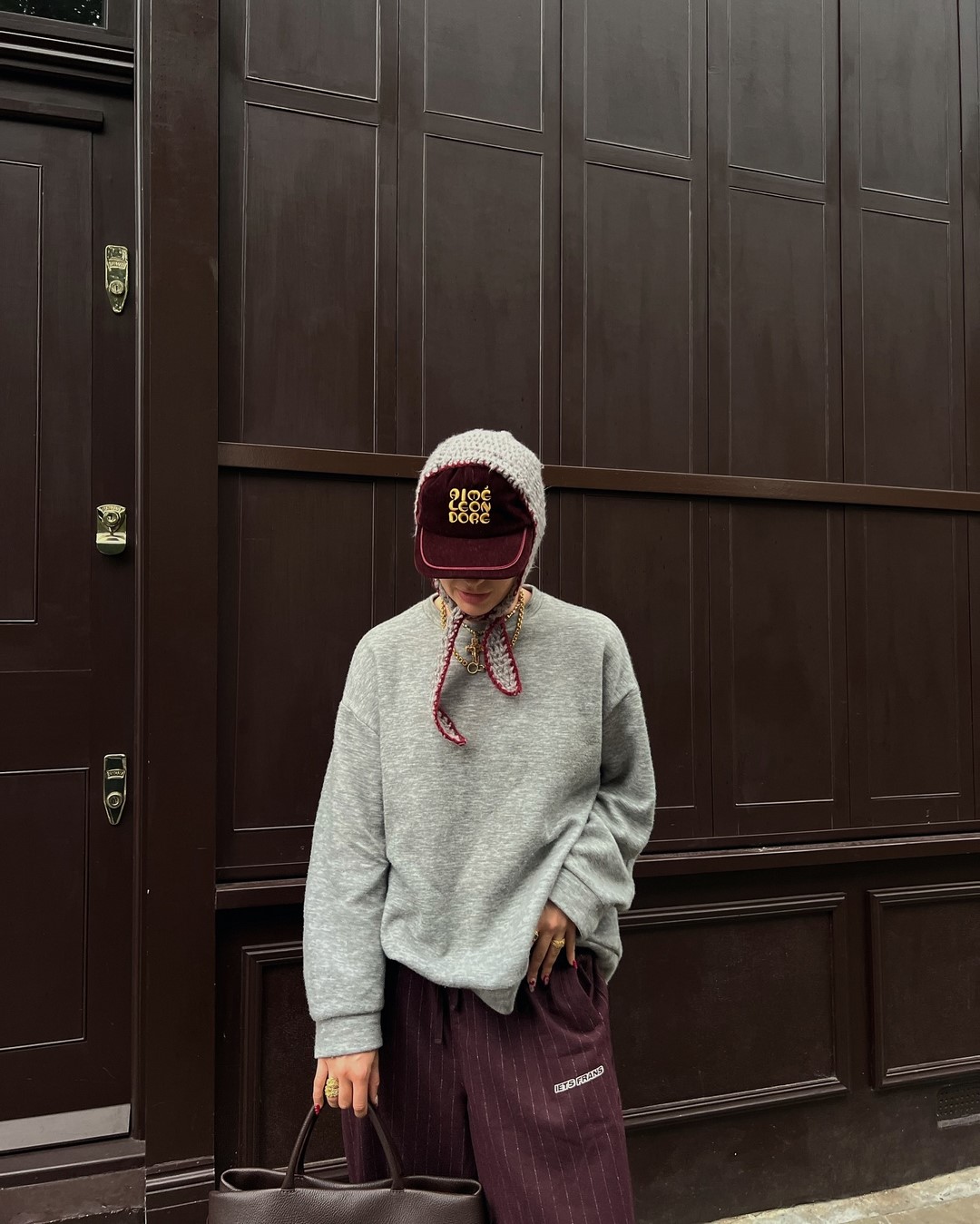 Топовый цвет бургунди 2026: оттенки бордового в модных луках с фото