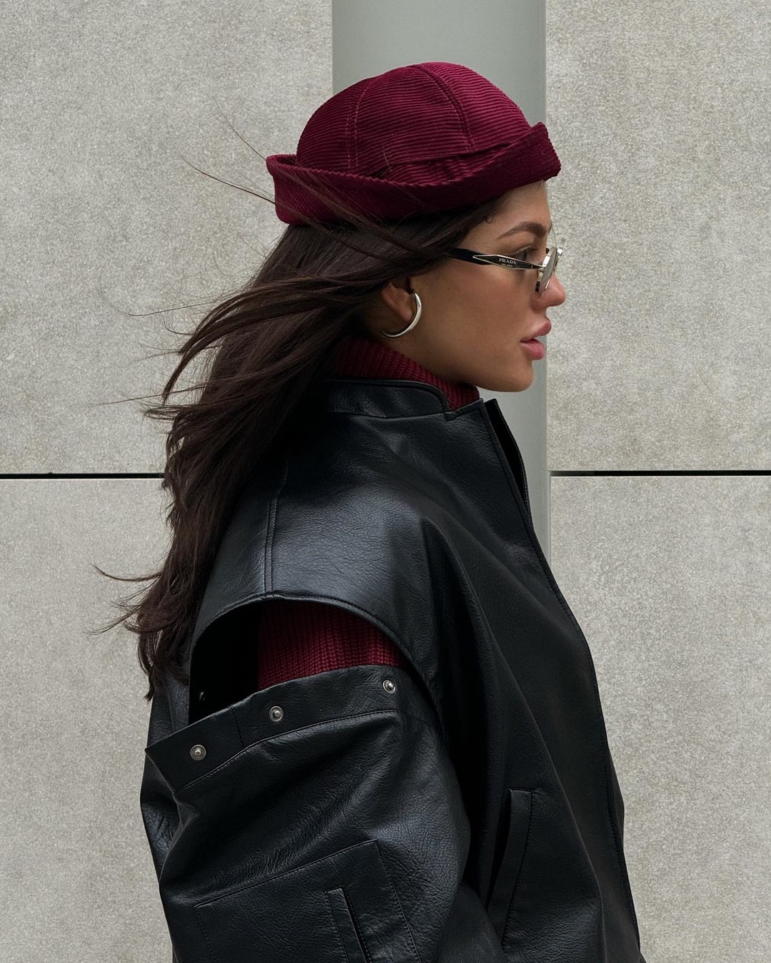 Топовый цвет бургунди 2026: оттенки бордового в модных луках с фото