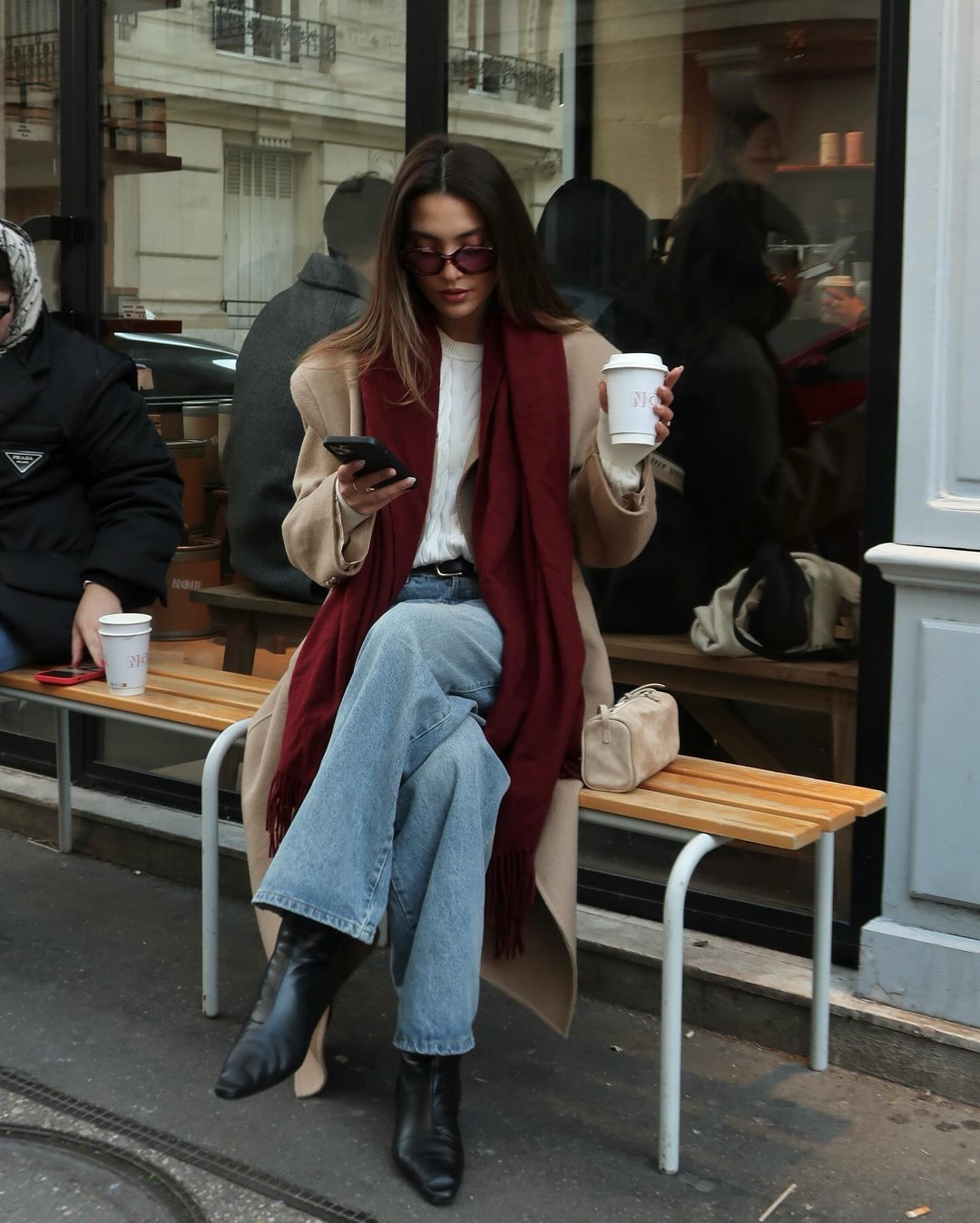 Топовый цвет бургунди 2026: оттенки бордового в модных луках с фото