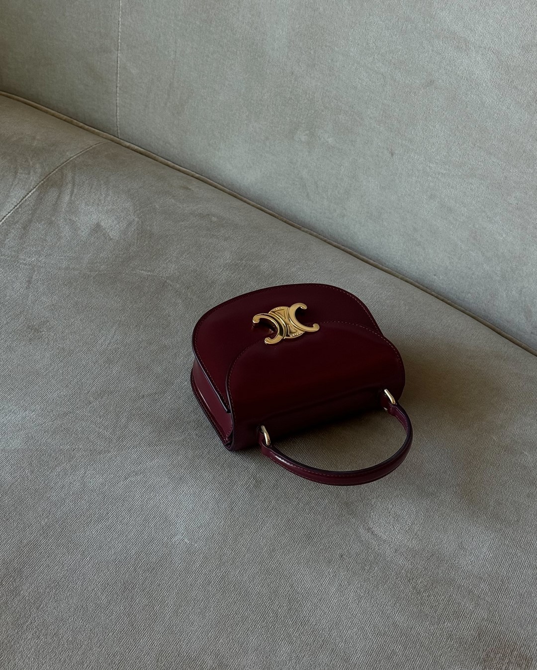 Топовый цвет бургунди 2026: оттенки бордового в модных луках с фото