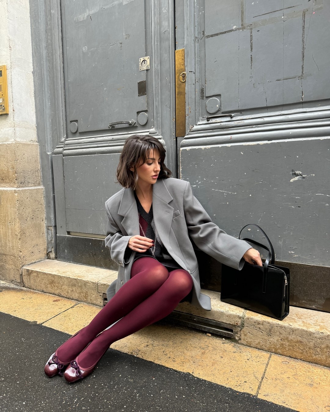 Топовый цвет бургунди 2026: оттенки бордового в модных луках с фото