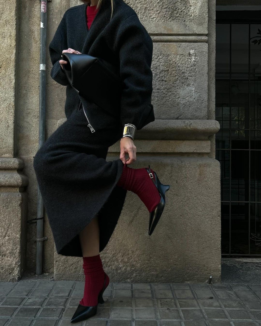 Топовый цвет бургунди 2026: оттенки бордового в модных луках с фото