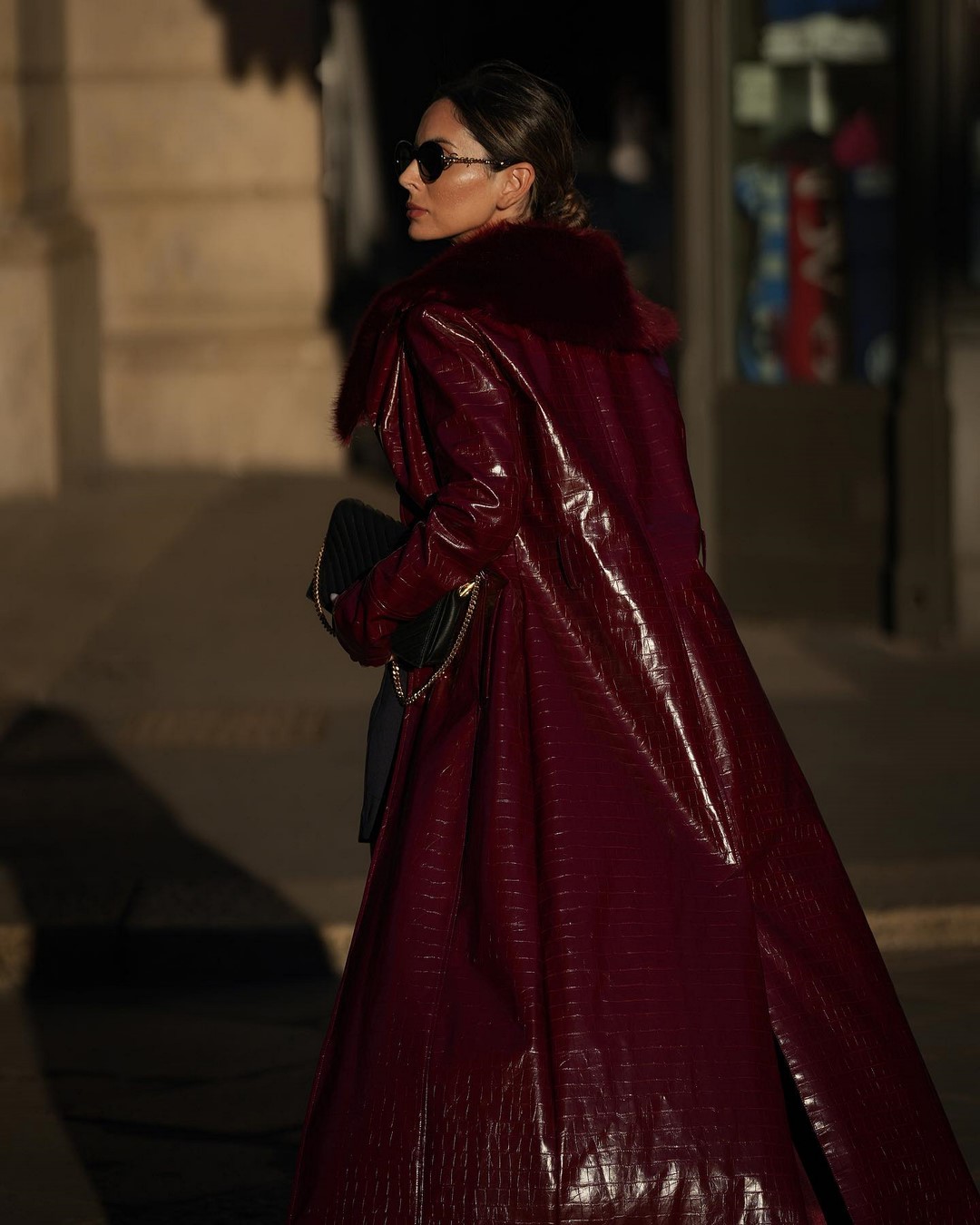 Топовый цвет бургунди 2026: оттенки бордового в модных луках с фото