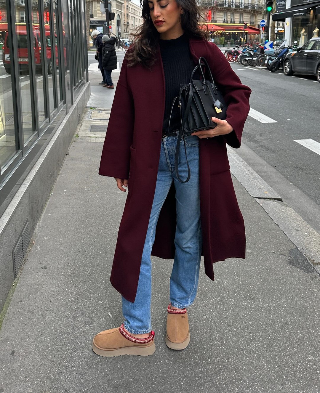 Топовый цвет бургунди 2026: оттенки бордового в модных луках с фото