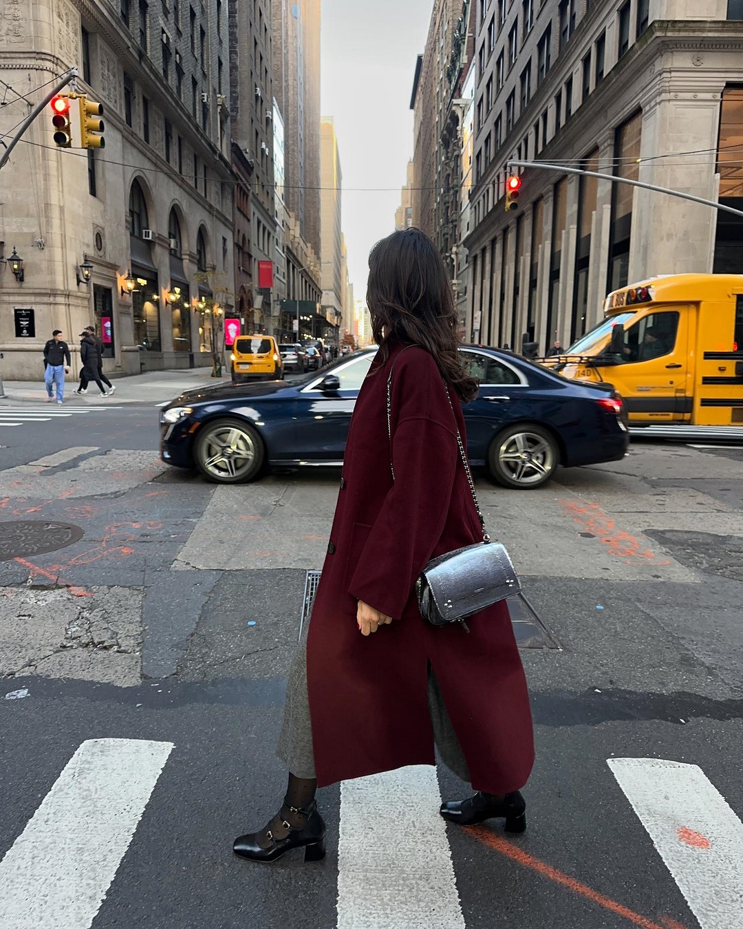 Топовый цвет бургунди 2026: оттенки бордового в модных луках с фото