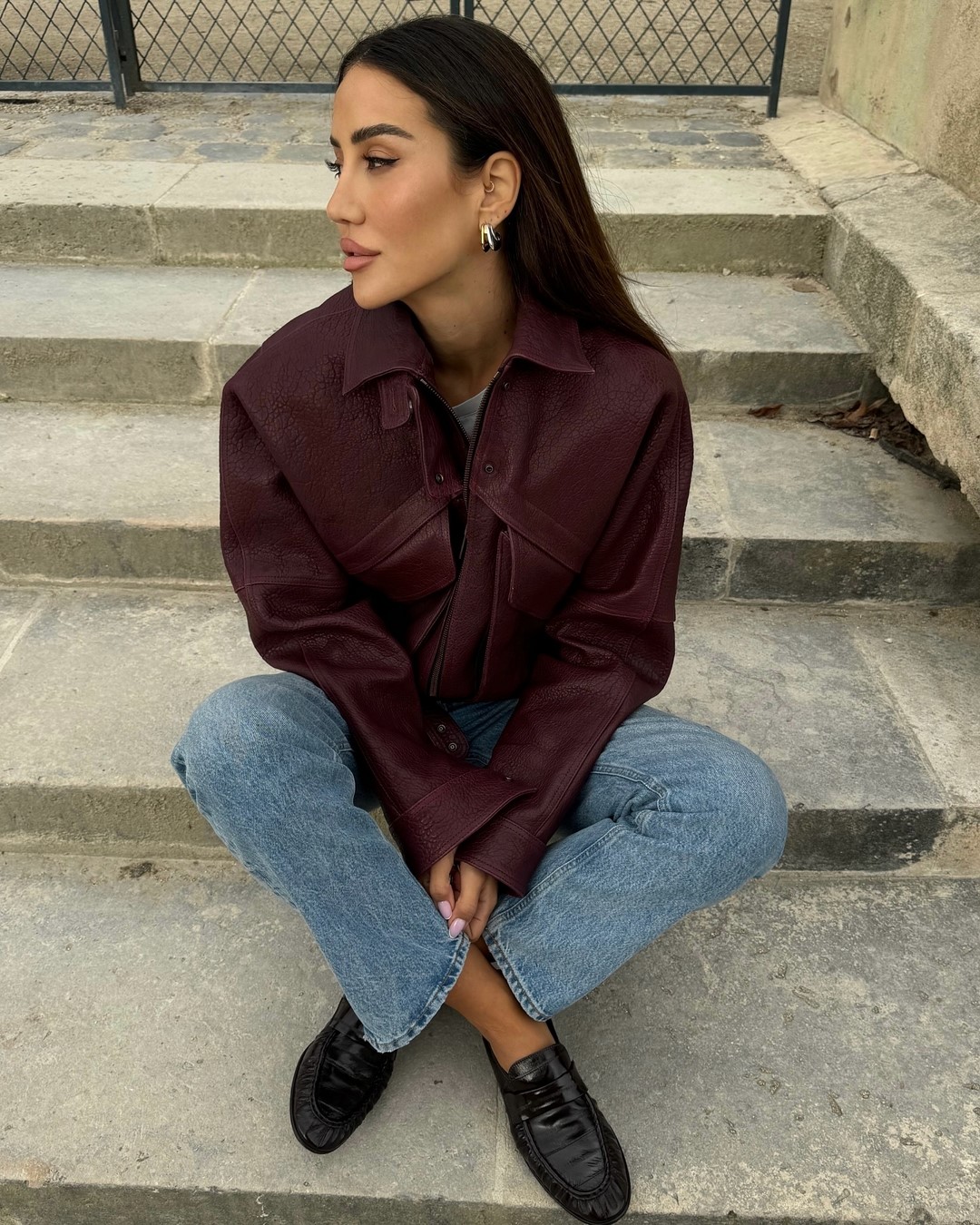 Топовый цвет бургунди 2026: оттенки бордового в модных луках с фото