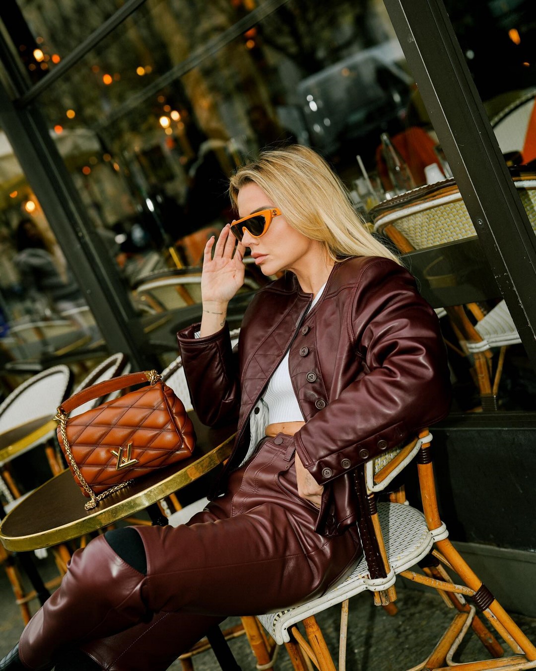 Топовый цвет бургунди 2026: оттенки бордового в модных луках с фото