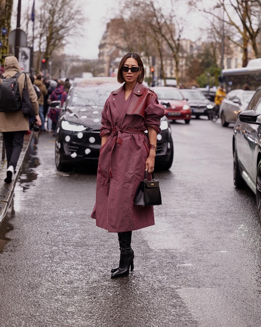 Топовый цвет бургунди 2026: оттенки бордового в модных луках с фото