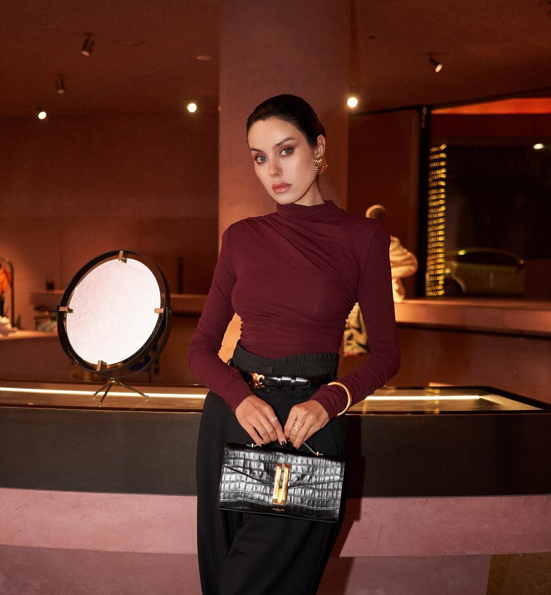 Топовый цвет бургунди 2026: оттенки бордового в модных луках с фото