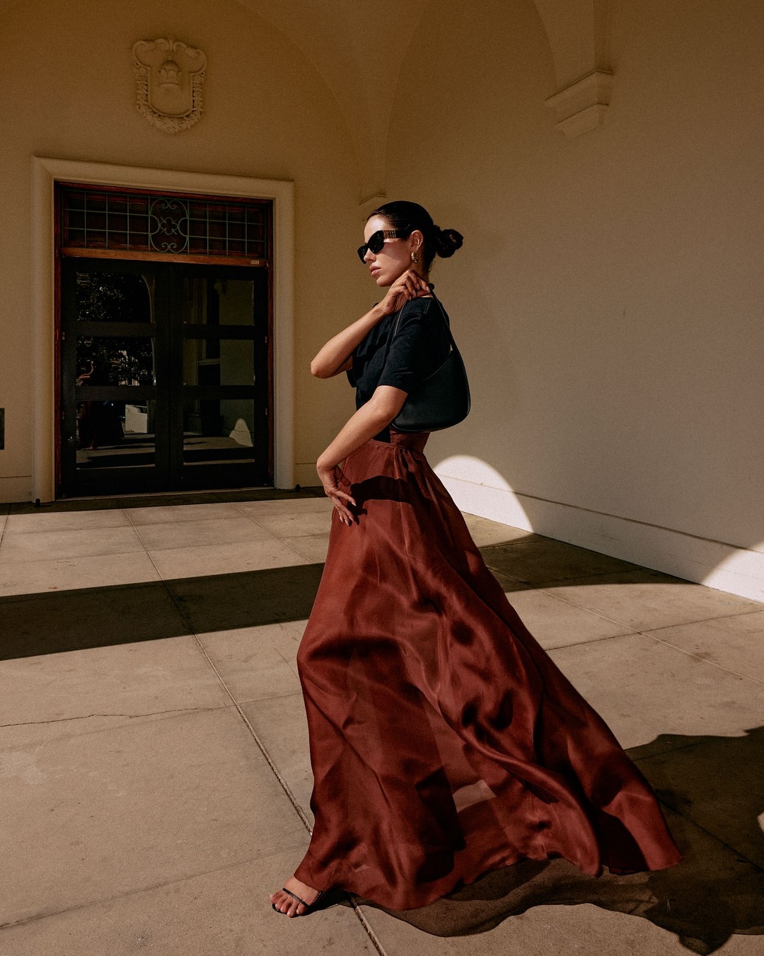 Топовый цвет бургунди 2026: оттенки бордового в модных луках с фото