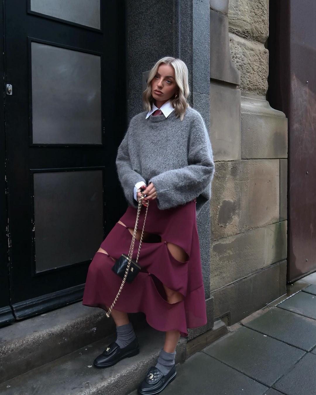 Топовый цвет бургунди 2026: оттенки бордового в модных луках с фото