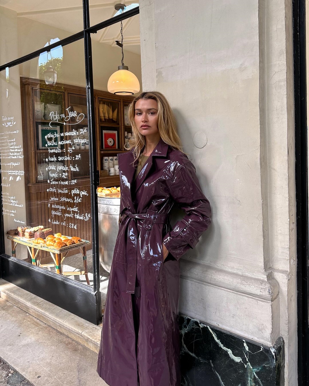 Топовый цвет бургунди 2026: оттенки бордового в модных луках с фото