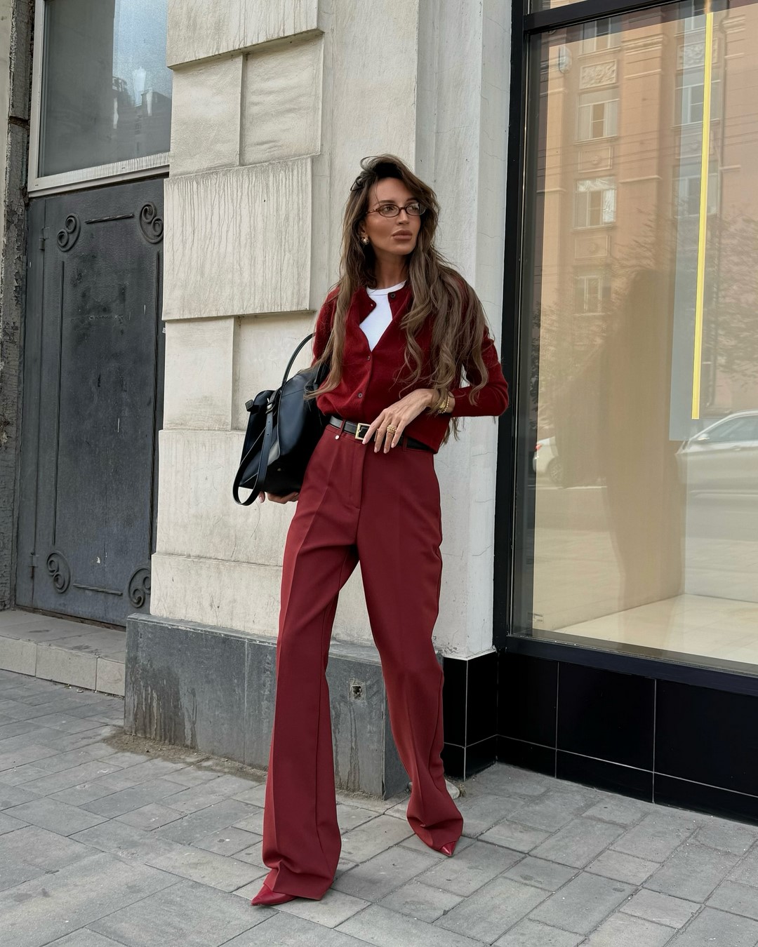 Топовый цвет бургунди 2026: оттенки бордового в модных луках с фото