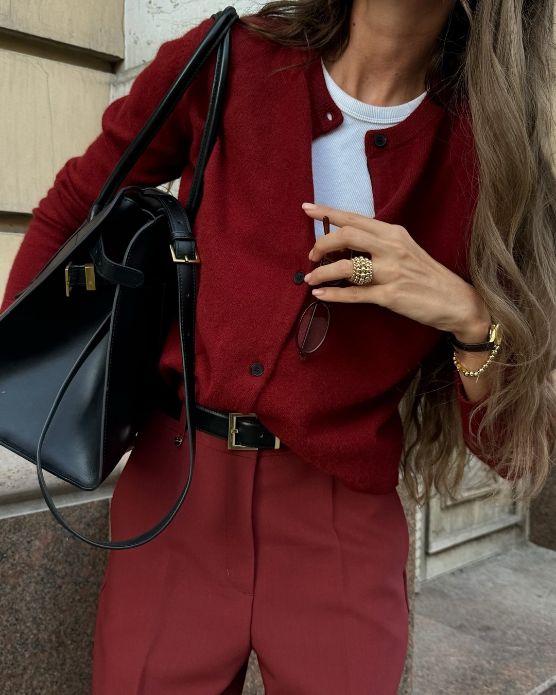 Топовый цвет бургунди 2026: оттенки бордового в модных луках с фото