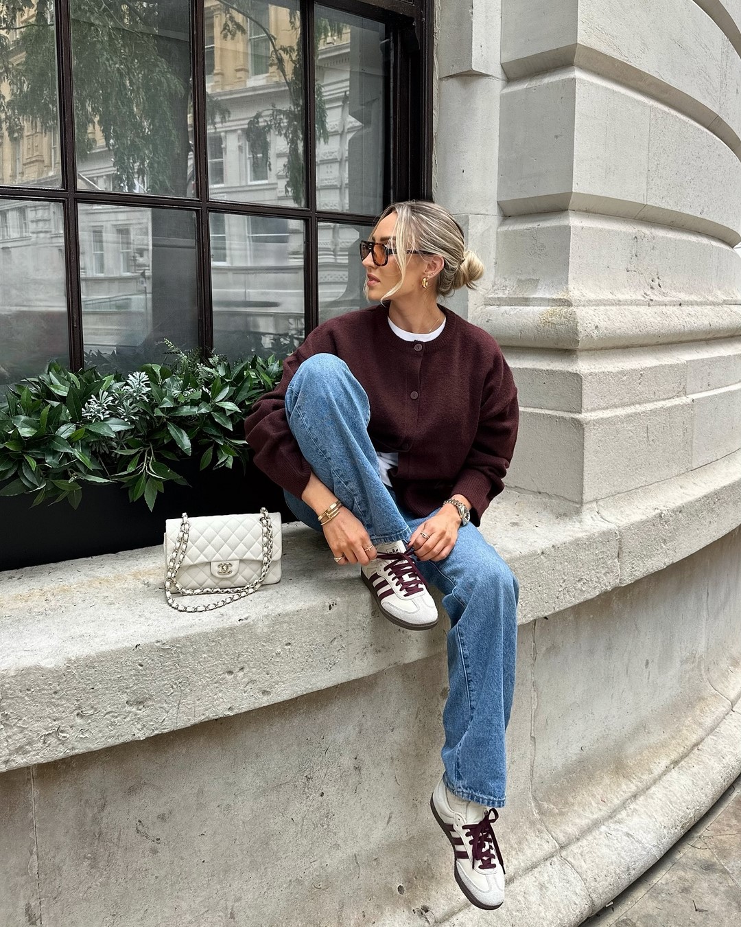 Топовый цвет бургунди 2026: оттенки бордового в модных луках с фото