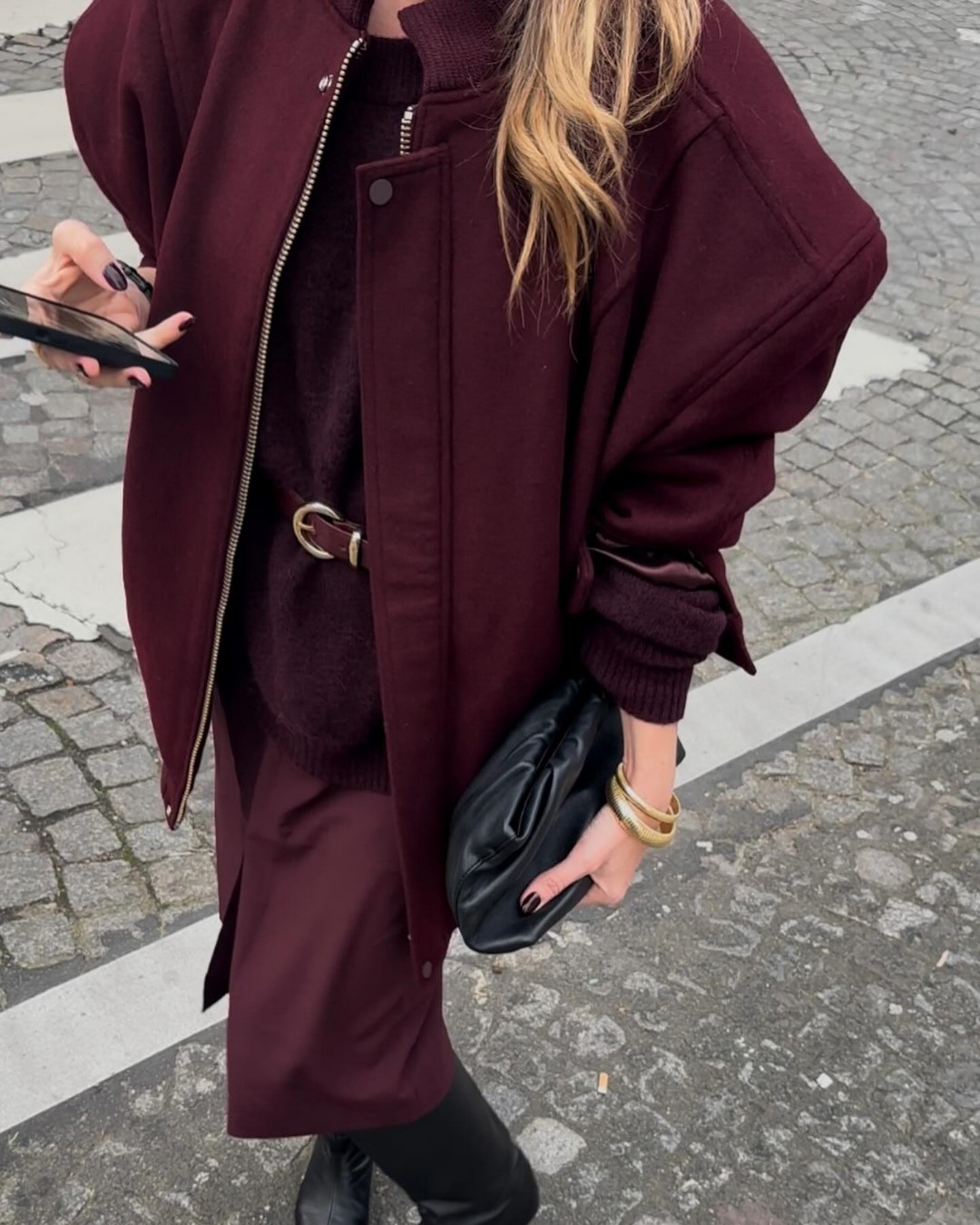 Топовый цвет бургунди 2026: оттенки бордового в модных луках с фото