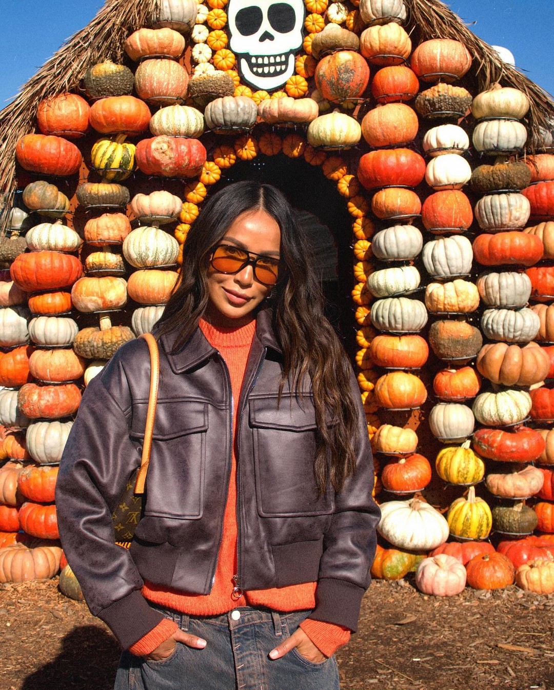 Топовый цвет бургунди 2026: оттенки бордового в модных луках с фото