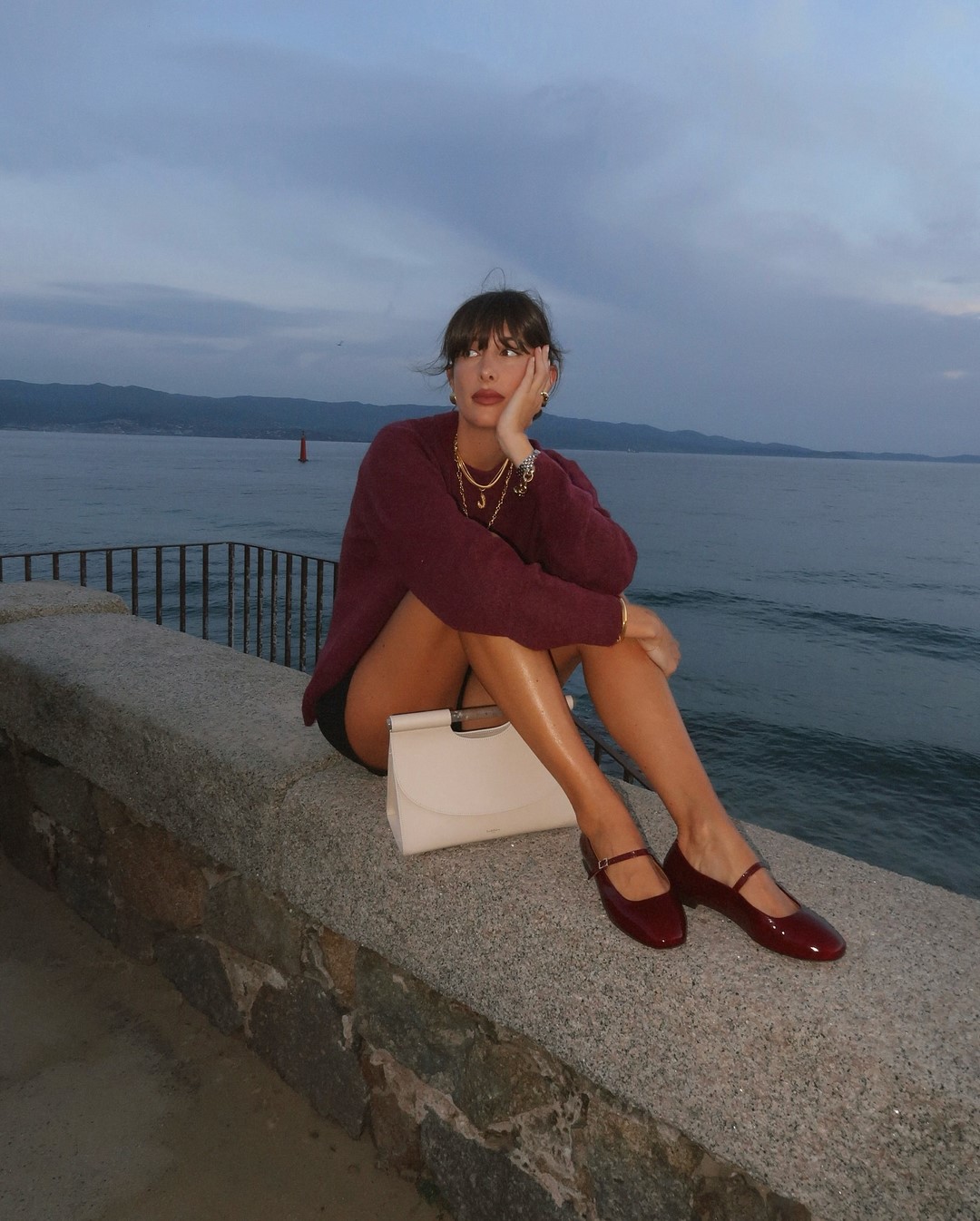 Топовый цвет бургунди 2026: оттенки бордового в модных луках с фото