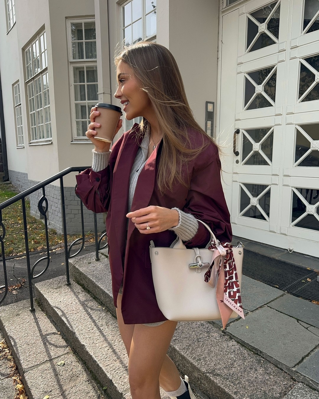 Топовый цвет бургунди 2026: оттенки бордового в модных луках с фото