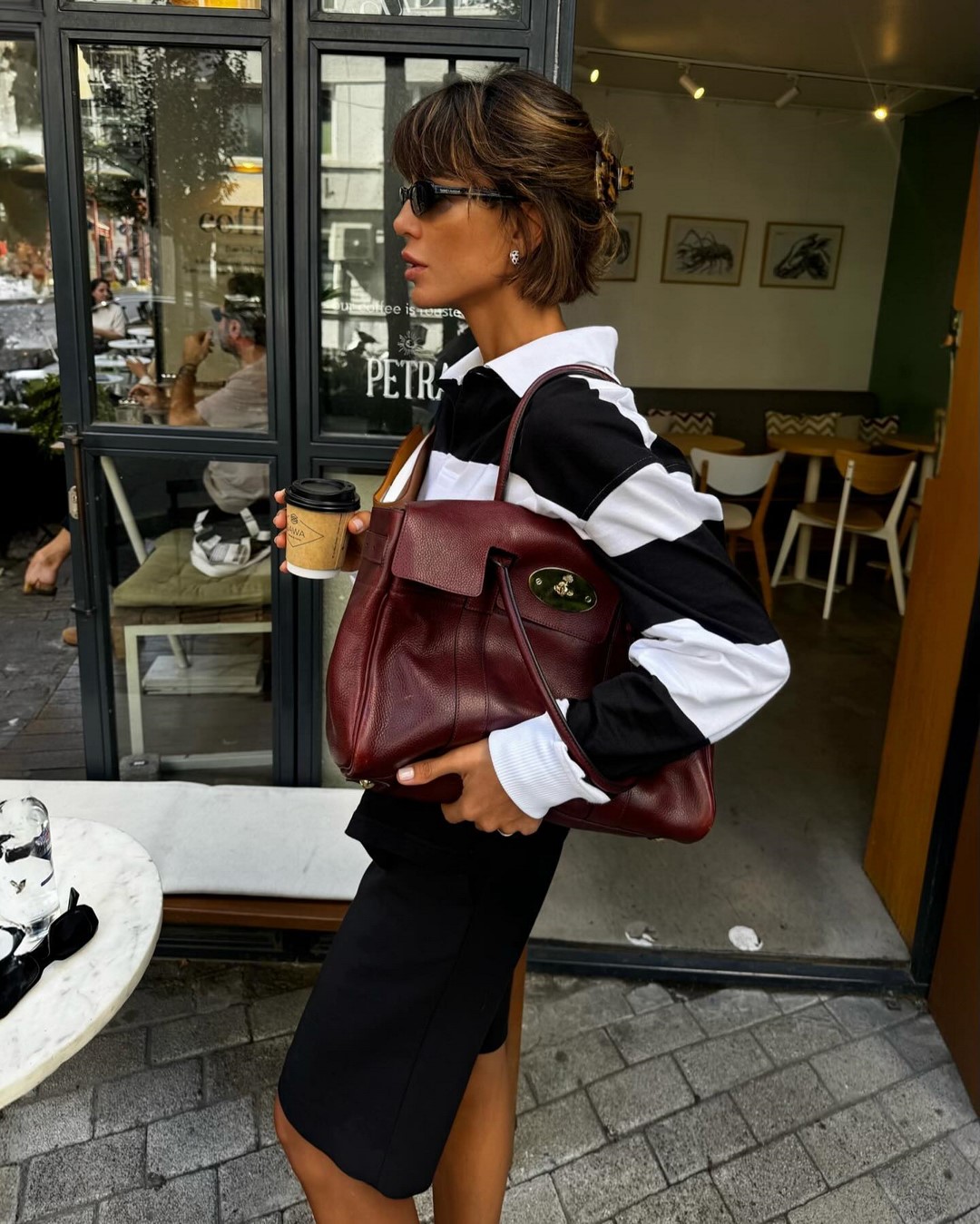 Топовый цвет бургунди 2026: оттенки бордового в модных луках с фото