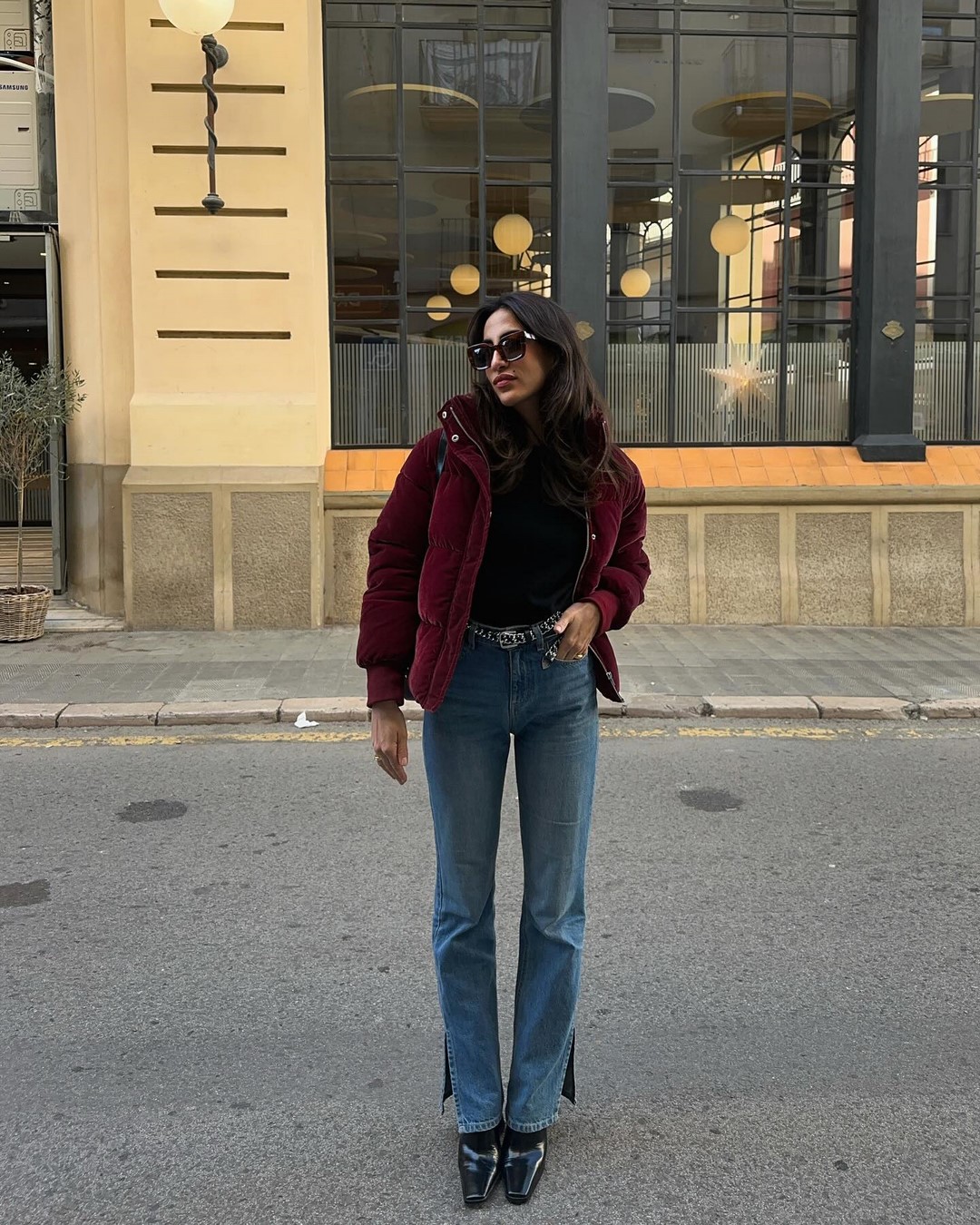 Топовый цвет бургунди 2026: оттенки бордового в модных луках с фото