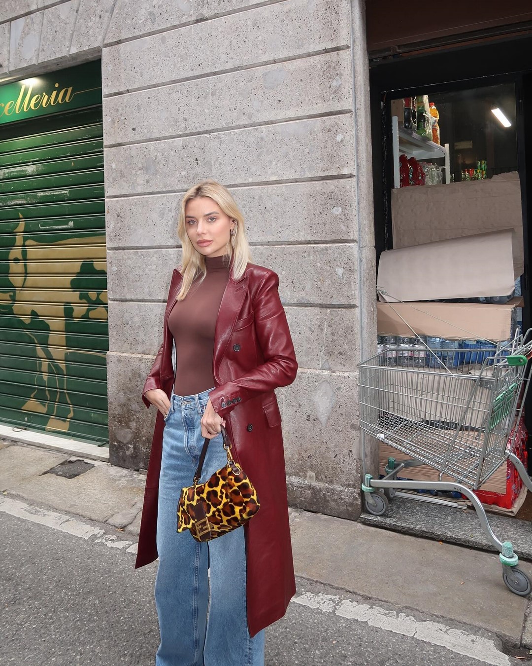 Топовый цвет бургунди 2026: оттенки бордового в модных луках с фото