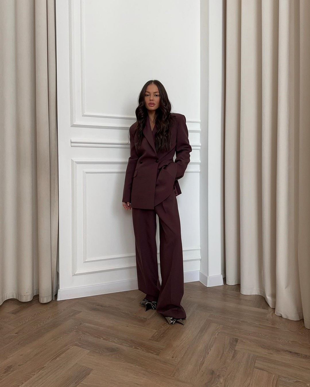 Топовый цвет бургунди 2026: оттенки бордового в модных луках с фото