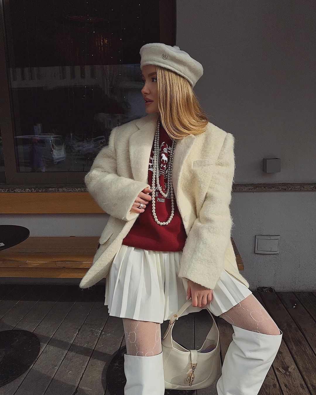 Топовый цвет бургунди 2026: оттенки бордового в модных луках с фото