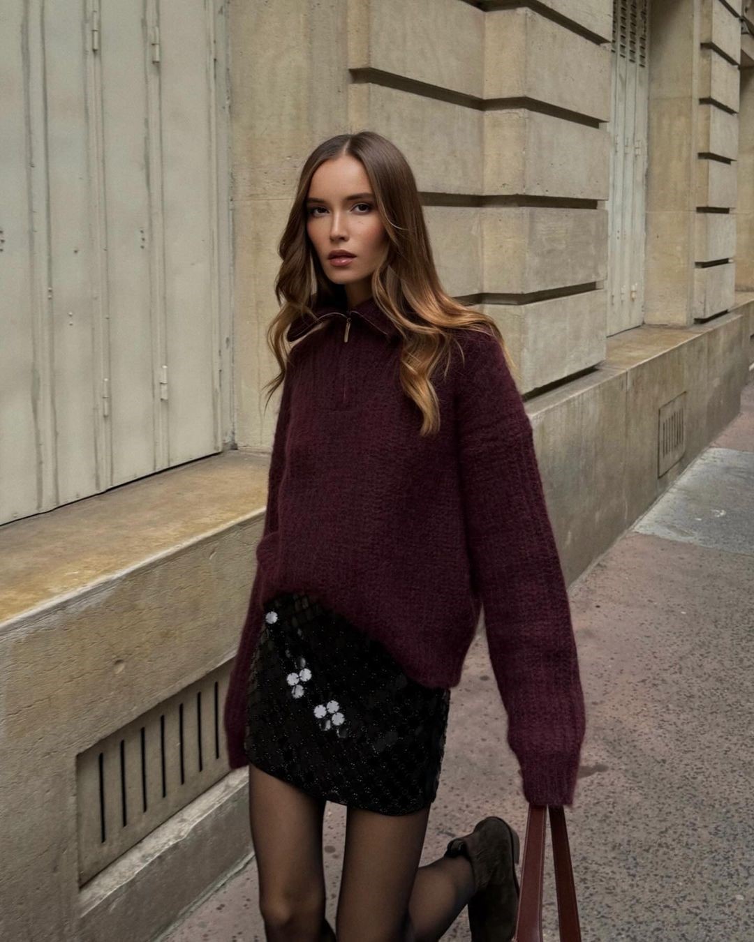 Топовый цвет бургунди 2026: оттенки бордового в модных луках с фото