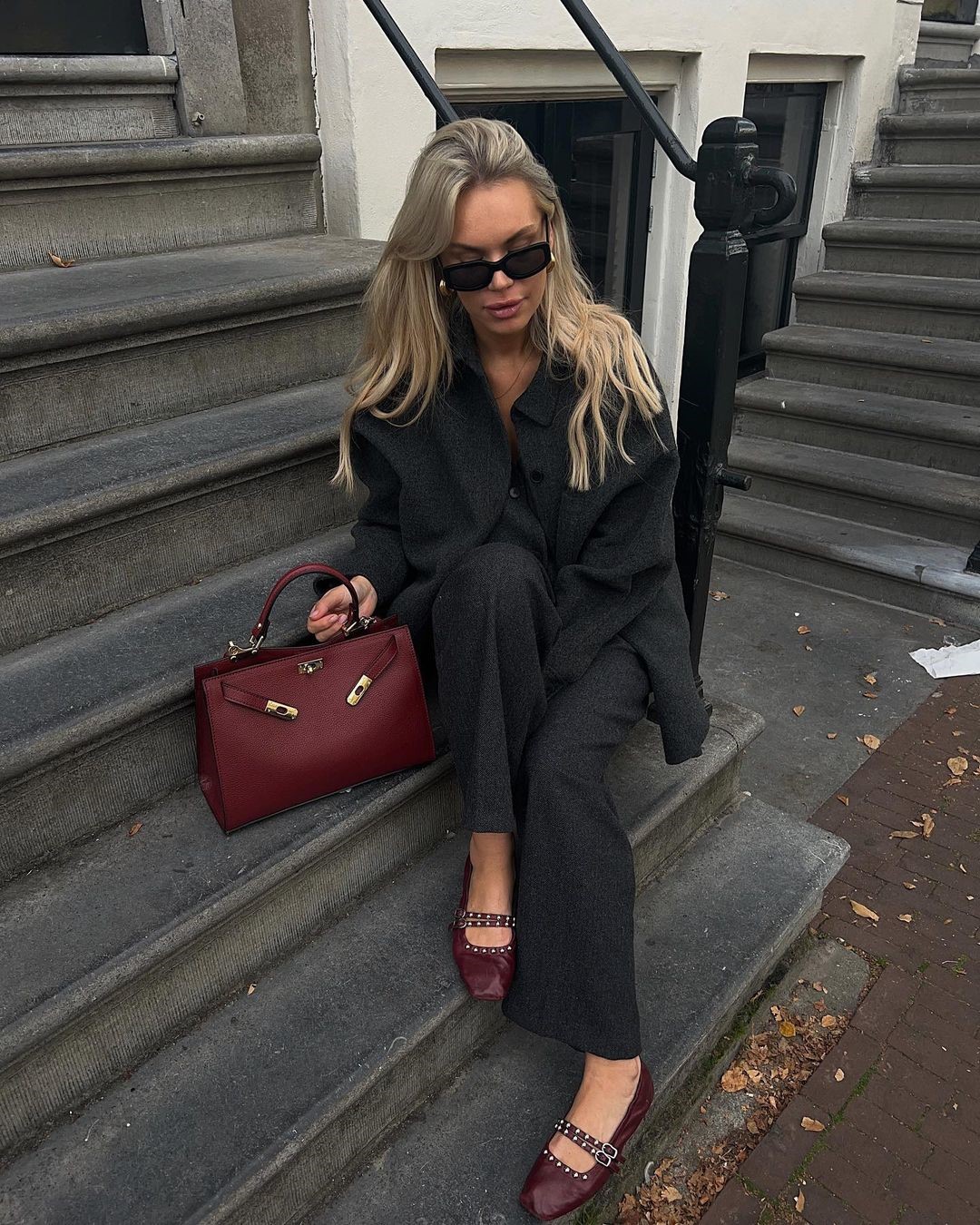 Топовый цвет бургунди 2026: оттенки бордового в модных луках с фото