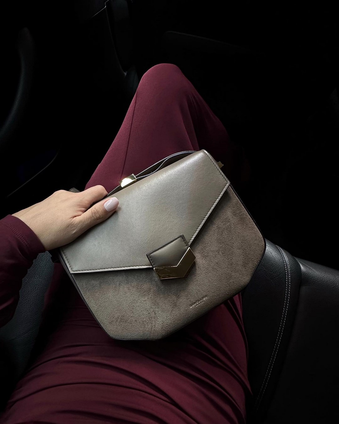 Топовый цвет бургунди 2026: оттенки бордового в модных луках с фото