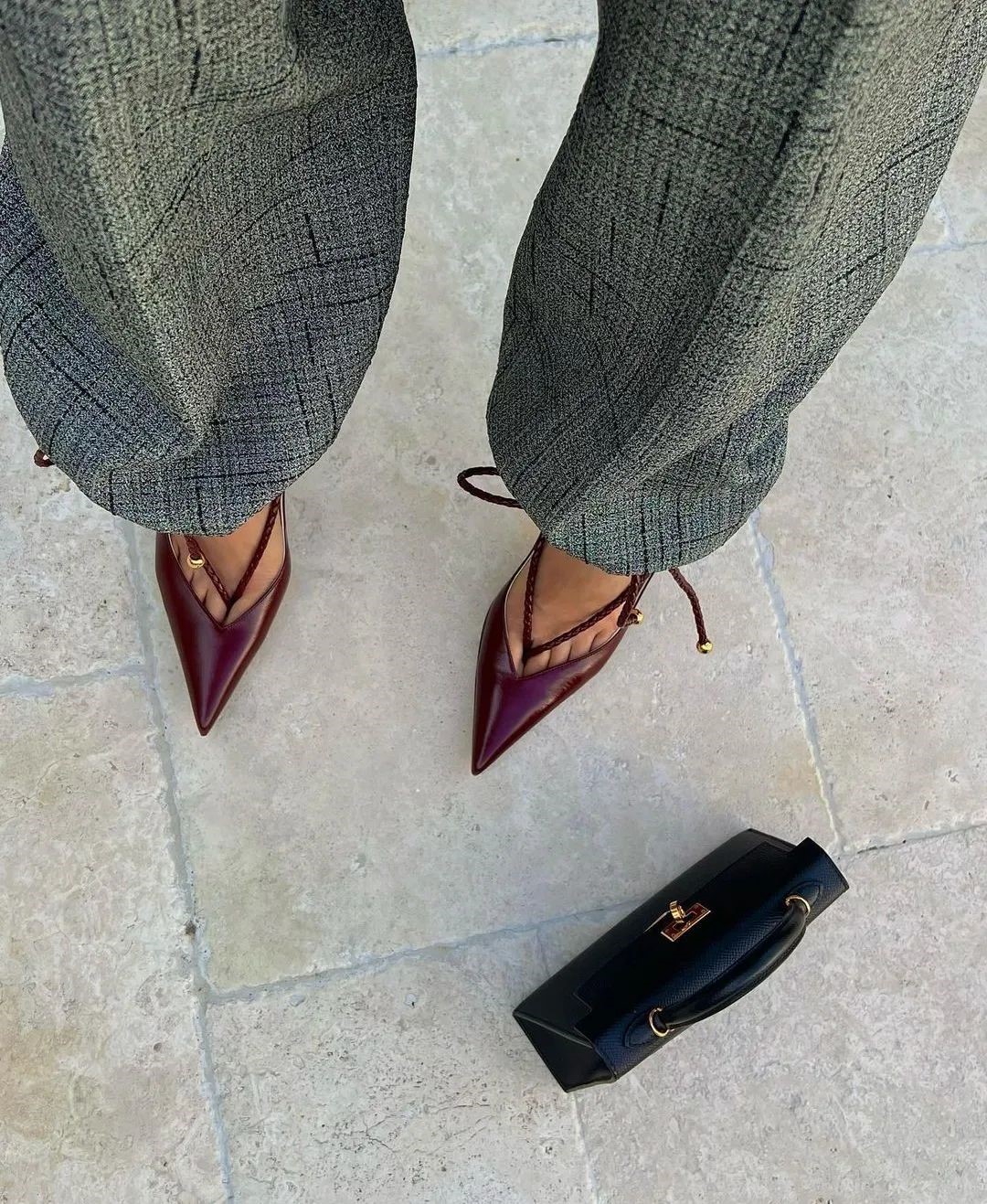 Топовый цвет бургунди 2026: оттенки бордового в модных луках с фото