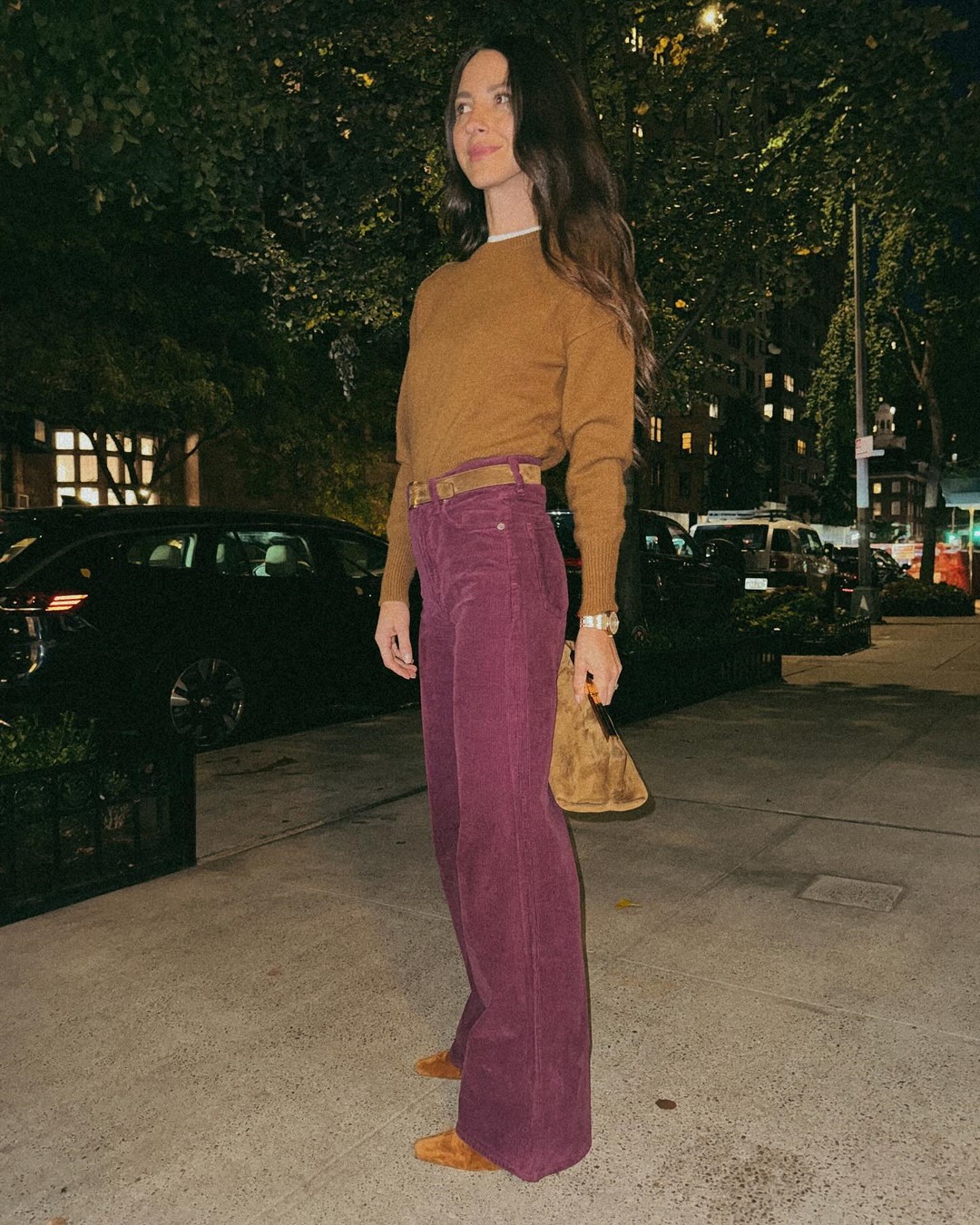 Топовый цвет бургунди 2026: оттенки бордового в модных луках с фото