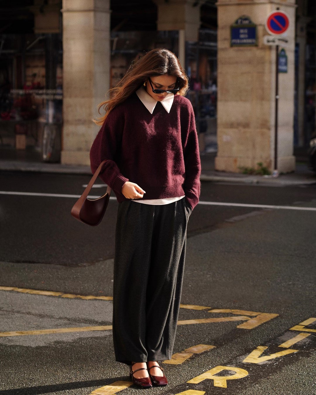 Топовый цвет бургунди 2026: оттенки бордового в модных луках с фото