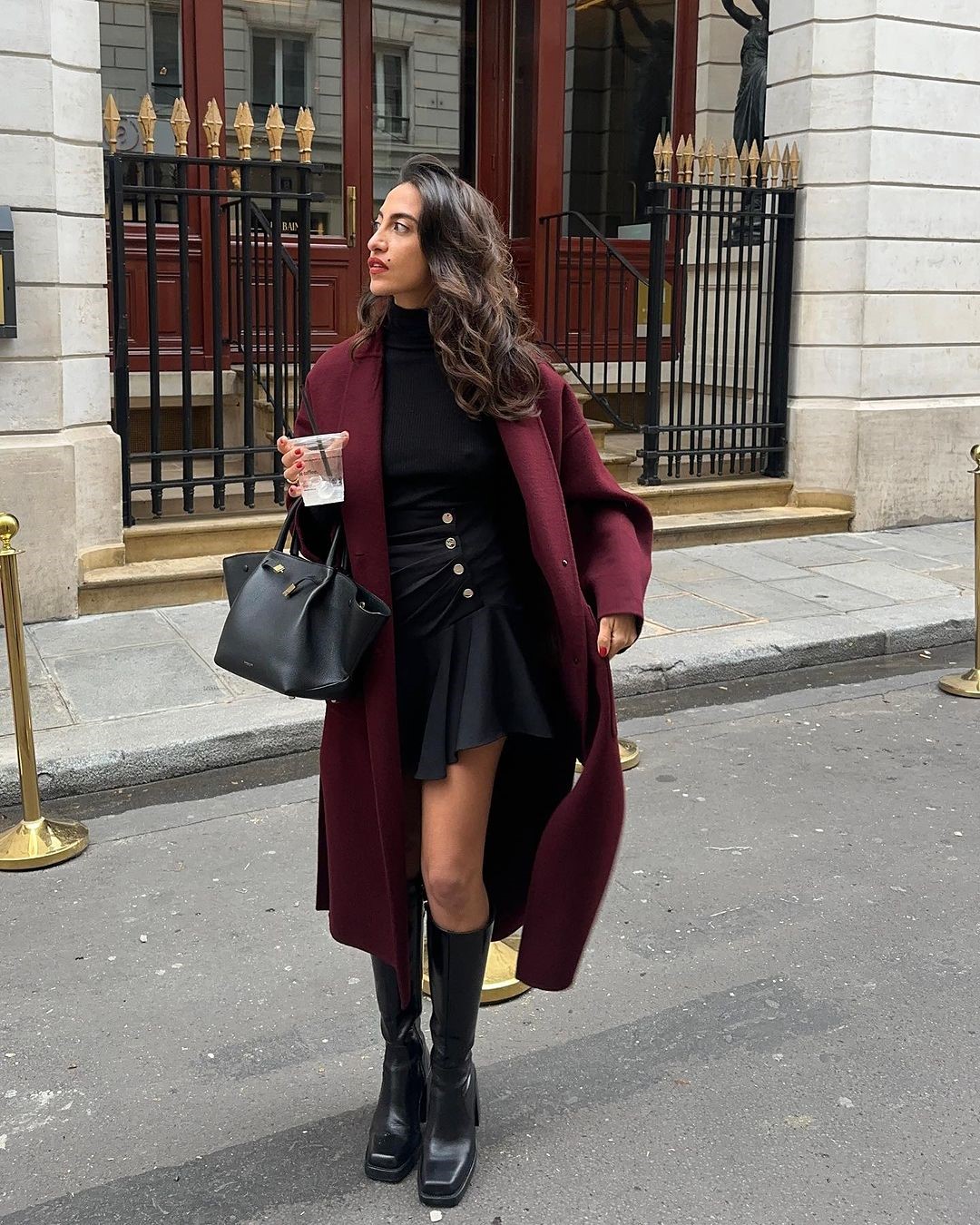 Топовый цвет бургунди 2026: оттенки бордового в модных луках с фото