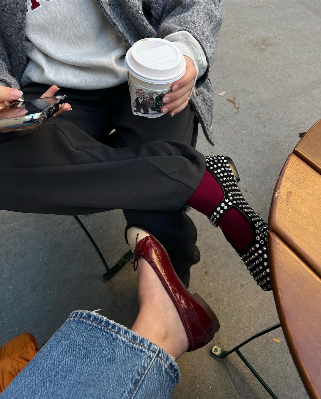 Топовый цвет бургунди 2026: оттенки бордового в модных луках с фото