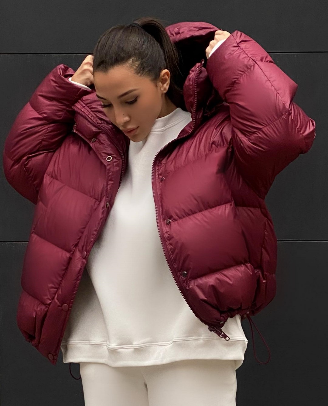 Топовый цвет бургунди 2026: оттенки бордового в модных луках с фото