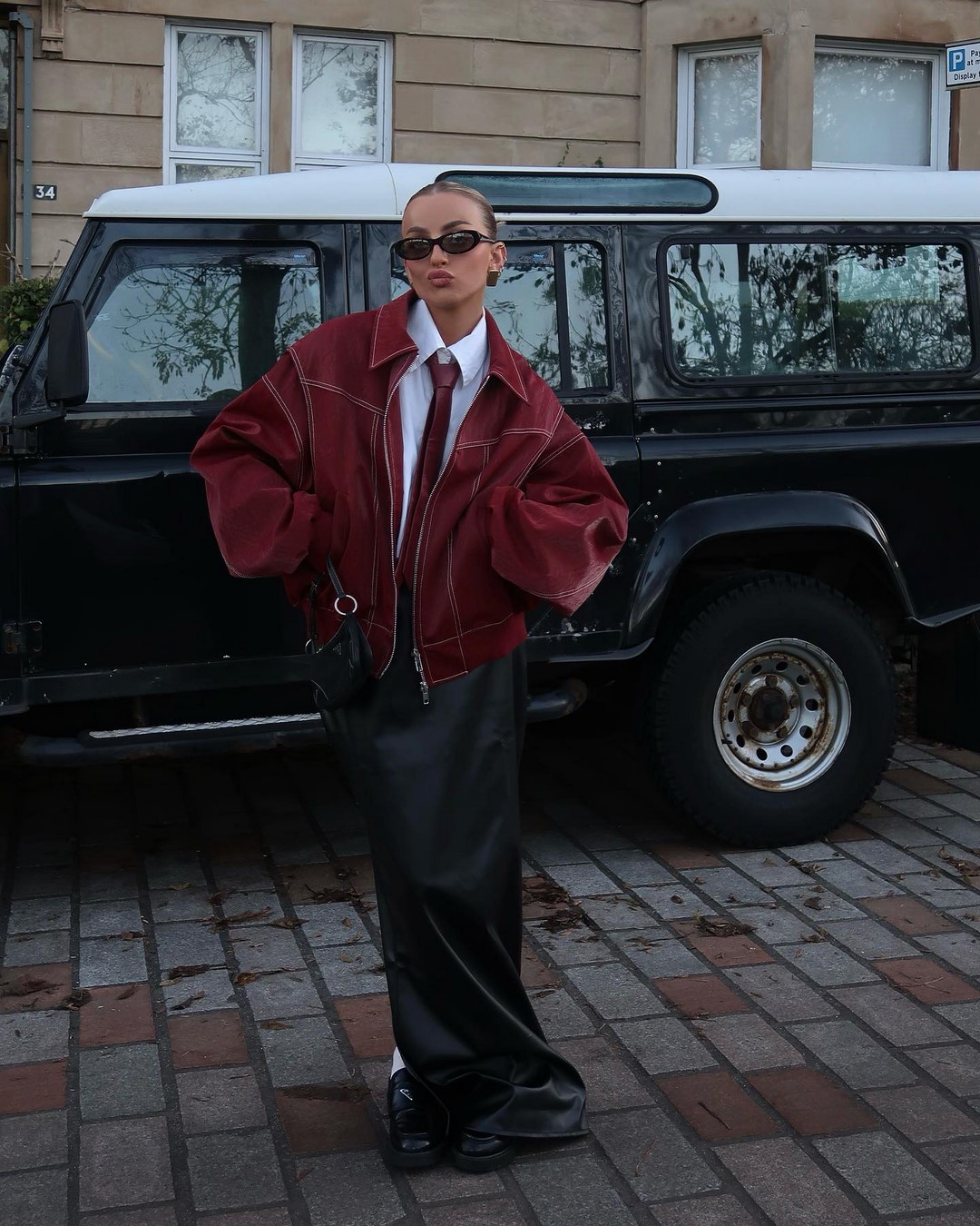 Топовый цвет бургунди 2026: оттенки бордового в модных луках с фото