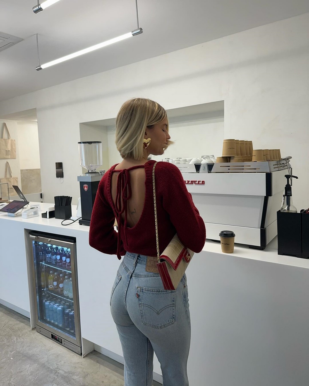 Топовый цвет бургунди 2026: оттенки бордового в модных луках с фото