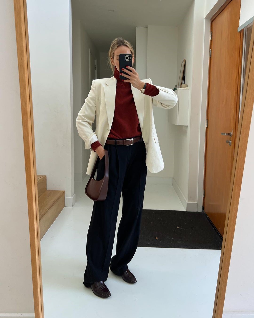 Топовый цвет бургунди 2026: оттенки бордового в модных луках с фото