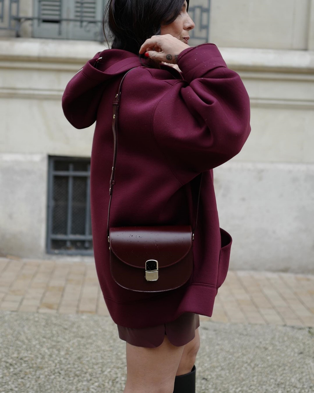 Топовый цвет бургунди 2026: оттенки бордового в модных луках с фото