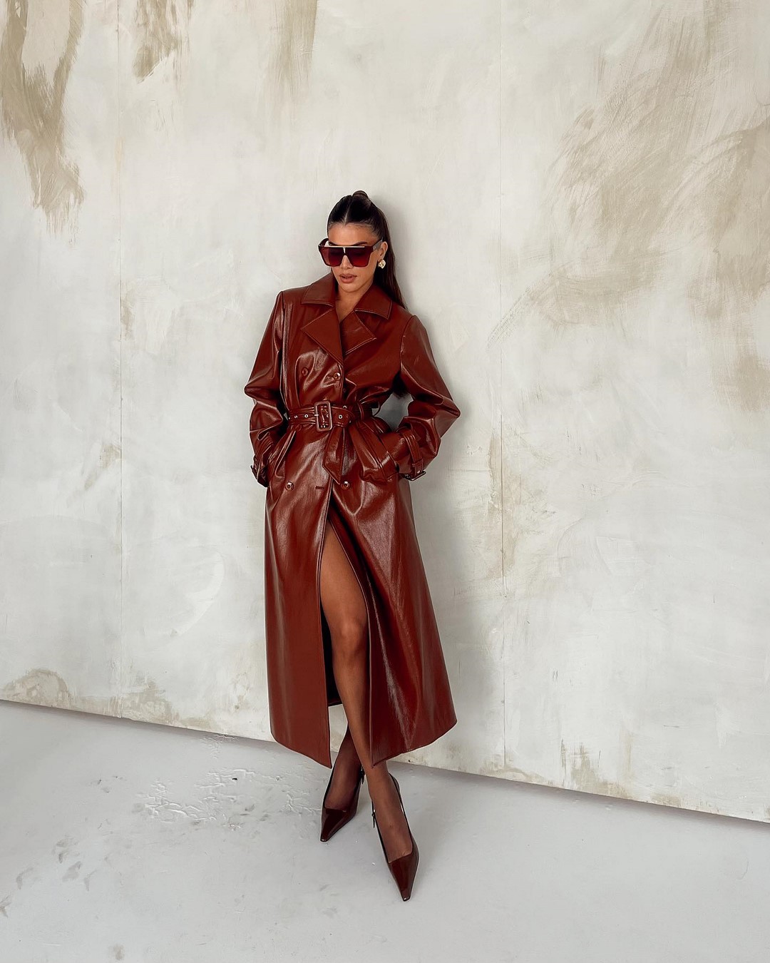 Топовый цвет бургунди 2026: оттенки бордового в модных луках с фото