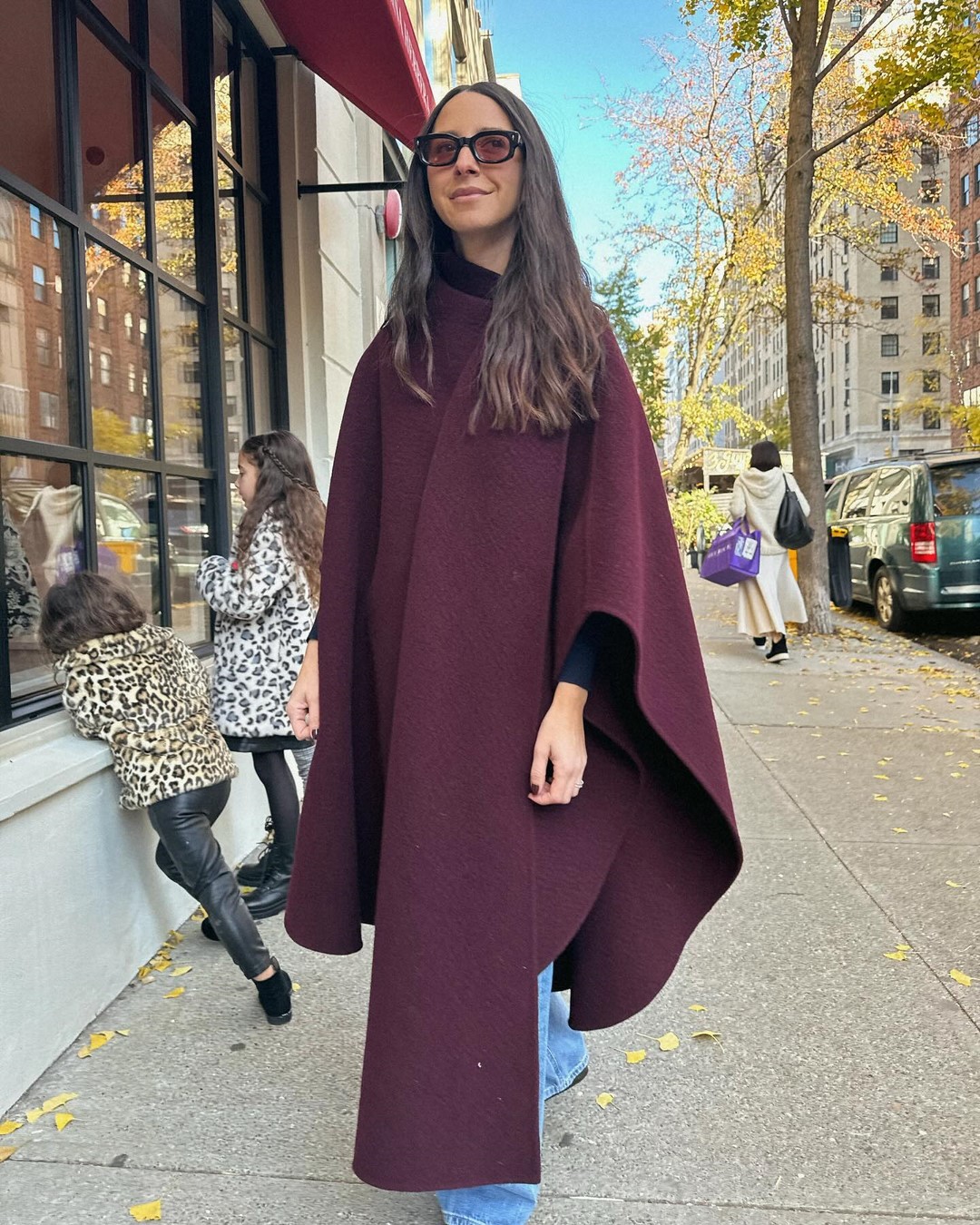 Топовый цвет бургунди 2026: оттенки бордового в модных луках с фото