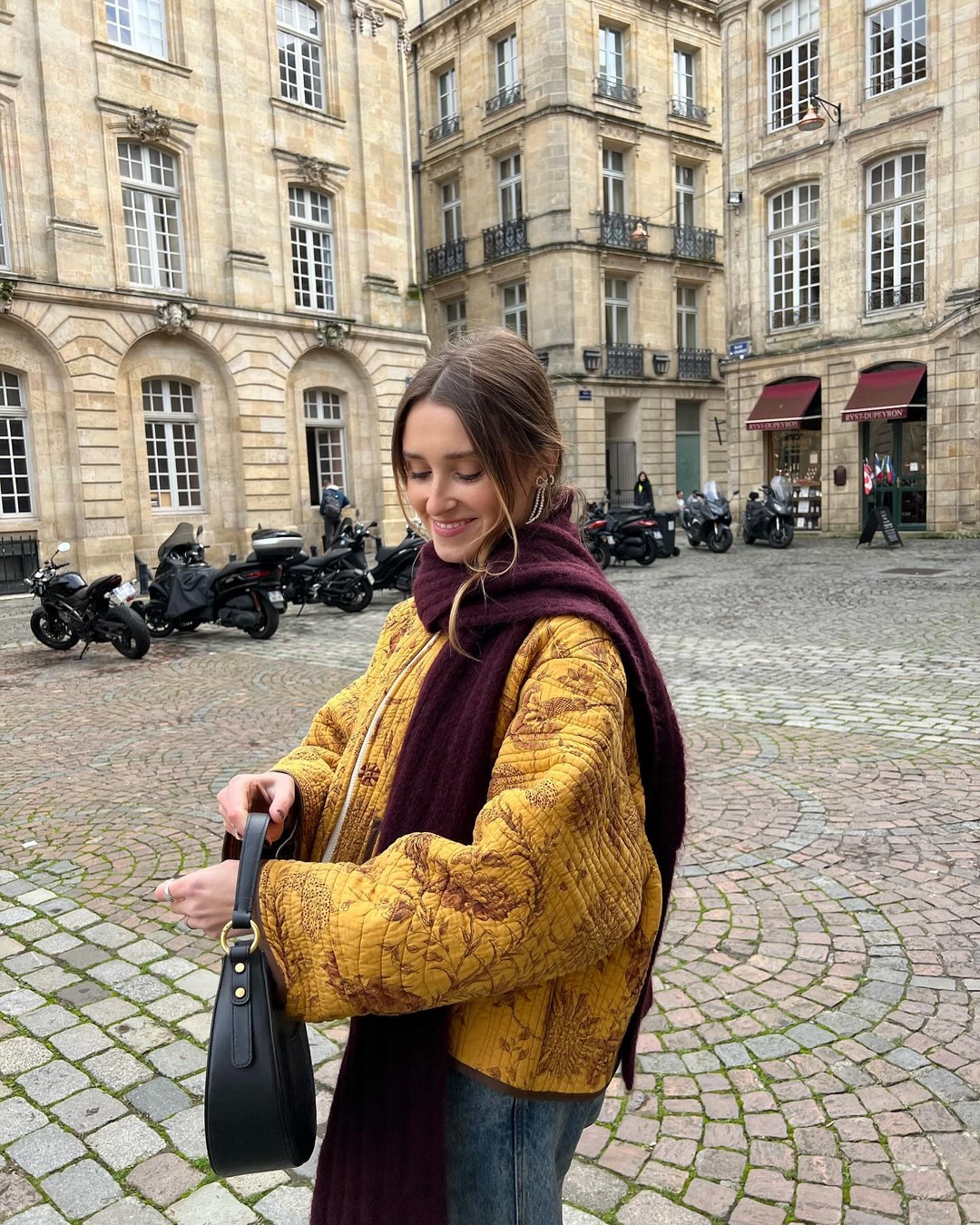 Топовый цвет бургунди 2026: оттенки бордового в модных луках с фото