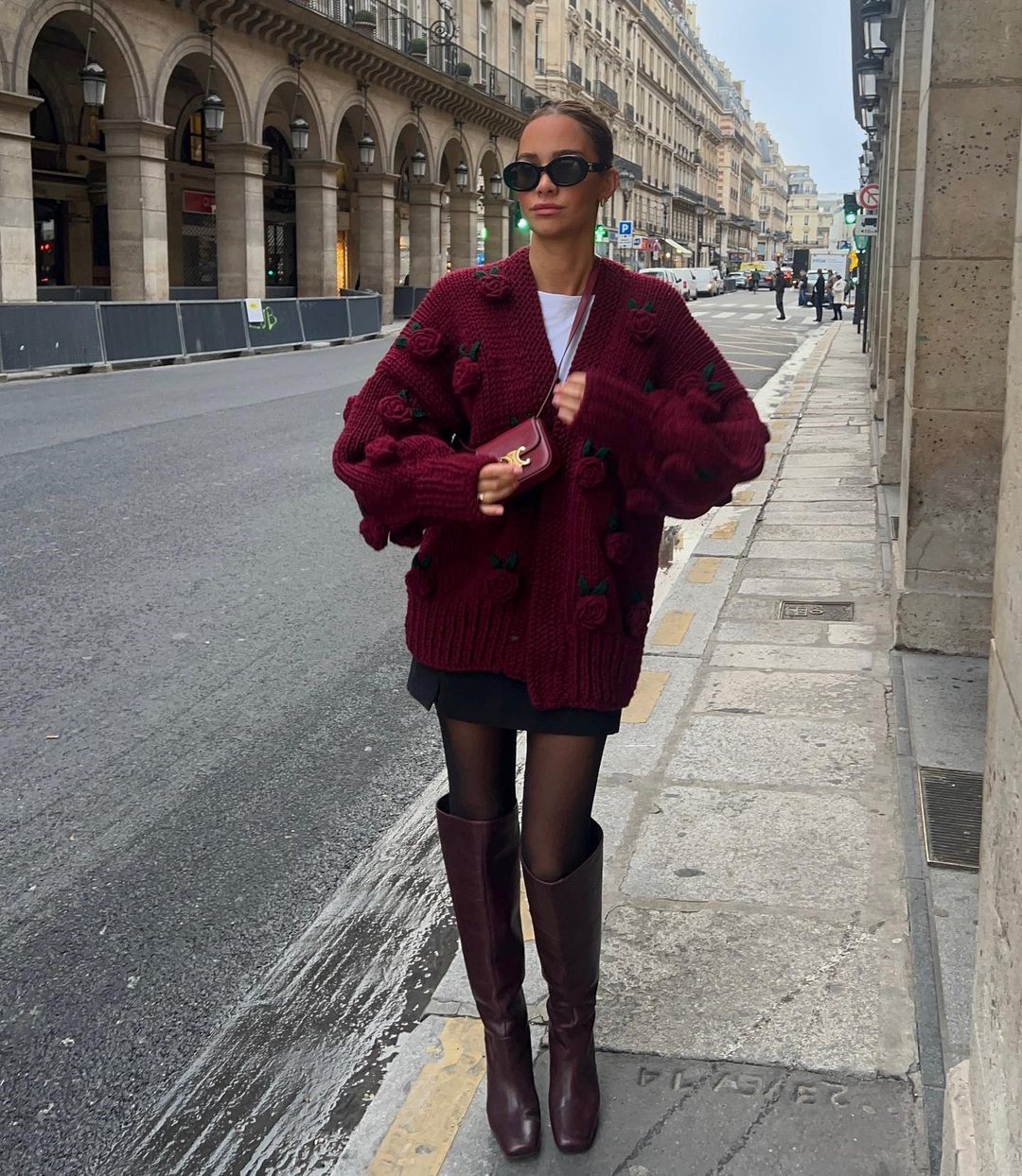 Топовый цвет бургунди 2026: оттенки бордового в модных луках с фото