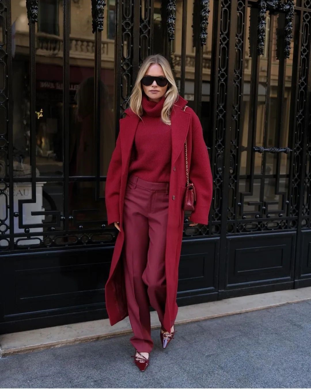 Топовый цвет бургунди 2026: оттенки бордового в модных луках с фото