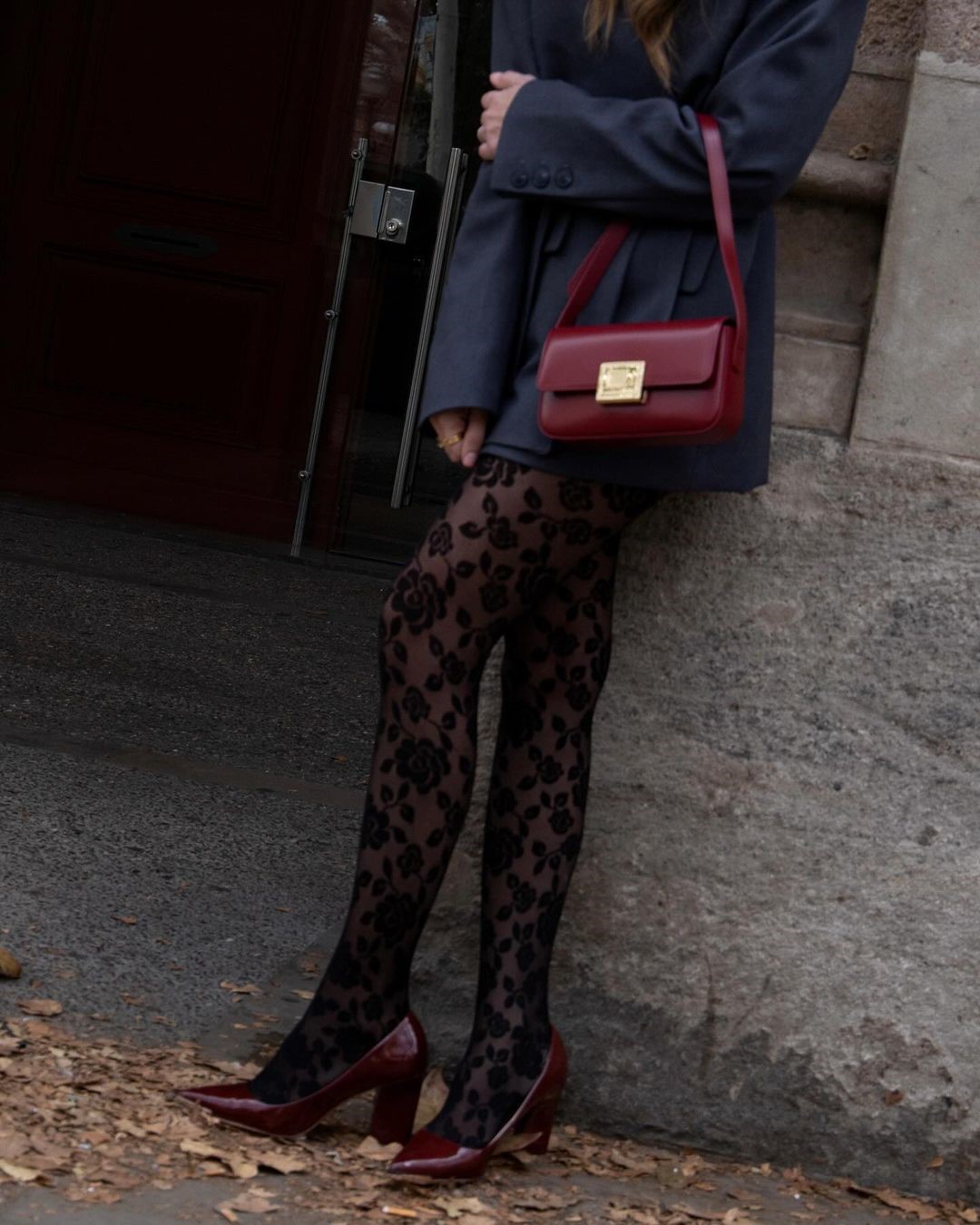 Топовый цвет бургунди 2026: оттенки бордового в модных луках с фото