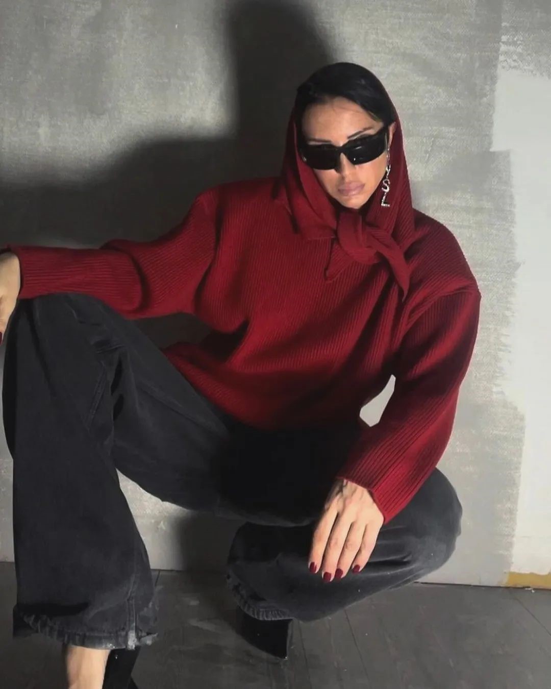 Топовый цвет бургунди 2026: оттенки бордового в модных луках с фото